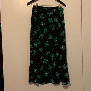 Floral skirt with ruffle slit